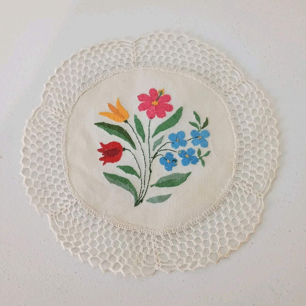Vintage Hand Embroidered Floral Flower Doily Round Medallion Hungarian? 10"